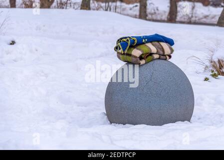 13. Februar 2021, Sachsen-Anhalt, Schönebeck: Wärmende Decken liegen auf einer Steinkugel im Kurpark der Abschlussarbeiten Schönebeck-Salzelmen. Foto: Stephan Schulz/dpa-Zentralbild/ZB Stockfoto