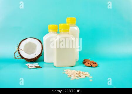 Verschiedene vegane pflanzliche Milch und Zutaten, nicht-Milchmilch Stockfoto