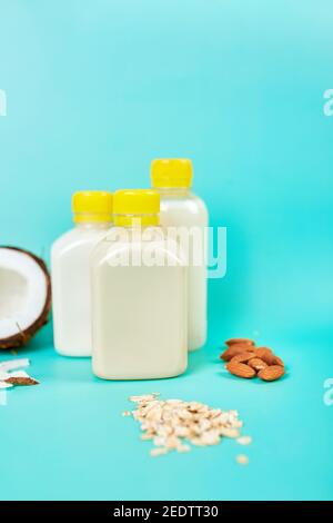 Verschiedene vegane pflanzliche Milch und Zutaten, nicht-Milchmilch Stockfoto