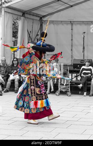 Tashi Lhunpo Monk aus dem Kloster Tashi Lhunpo führt im Juni traditionelle tibetische Festtänze beim Wimborne Folk Festival in Wimborne, Dorset, Großbritannien, auf Stockfoto