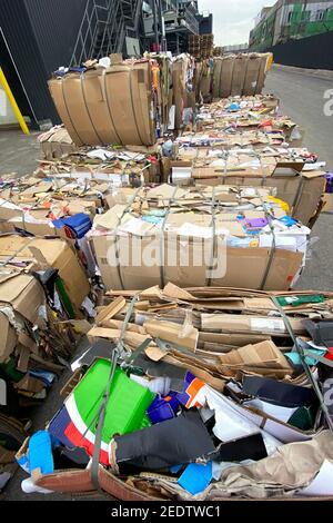 Karton und Altpapier werden gesammelt und zum Recycling verpackt. Karton wird zu Ballen gebündelt. Urban Recycling und Lagerung. Stockfoto