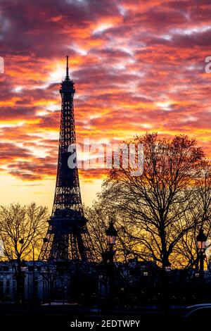 Paris, Frankreich - 12. Februar 2021: Weitwinkelansicht der ägyptischen Luxor Obelisk Säule mit Hieroglyphen in Silhouette im Zentrum des Place de la Conc Stockfoto