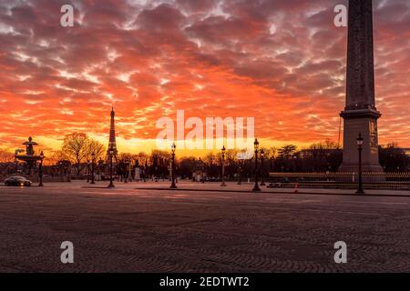 Paris, Frankreich - 12. Februar 2021: Weitwinkelansicht der ägyptischen Luxor Obelisk Säule mit Hieroglyphen in Silhouette im Zentrum des Place de la Conc Stockfoto