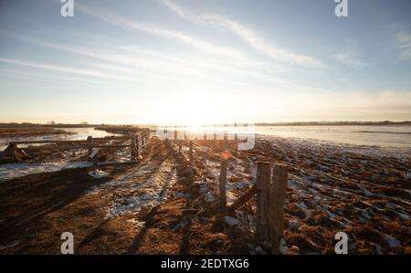 firo: 02/14/2021 Land und Leute, Winter, Hohwachter Bucht, Alt-Hohwacht an der Ostsee, Sonnenaufgang, Schleswig-Holstein, Wetter, Landschaft, Winter, Naturschutzgebiet Sehlendorfer Binnensee, NABU - Nutzung weltweit Stockfoto