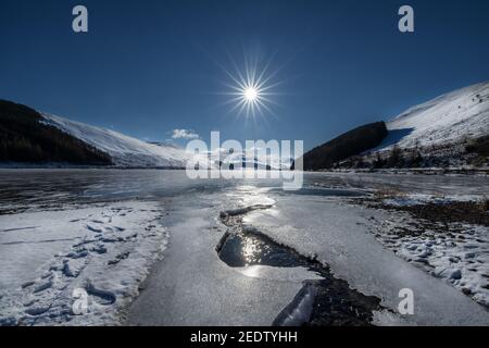 Gefrorenes Loch der Lowes im Yarrow Valley im Süden Hochland am St Mary's Loch in der Nähe von Selkirk Scottish Borders Scotland Stockfoto