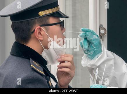 Seoul, Südkorea. Februar 2021, 14th. Eine Krankenschwester nimmt eine Abstrichprobe von einem Kadett der Korea Military Academy während eines freecovid-19 Tests in einer Notklinik. Kredit: SOPA Images Limited/Alamy Live Nachrichten Stockfoto