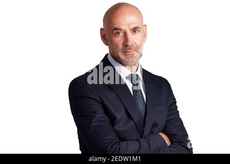 Studioaufnahme eines Geschäftsmannes mittleren Alters, der Anzug und Krawatte trägt, während er auf weißem Hintergrund steht. Stockfoto