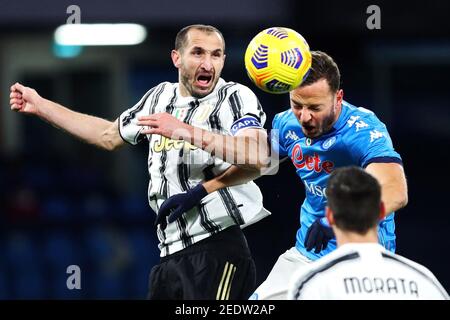 Giorgio Chiellini von Juventus (L) geht für einen Header mit Amir Rrahmani von Neapel (R) während der italienischen Meisterschaft Serie A Fußballspiel zwischen SSC Napoli und Juventus FC am 13. Februar 2021 im Diego Armando Maradona Stadium in Neapel, Italien - Foto Federico Proietti / DPPI / LiveMedia Stockfoto