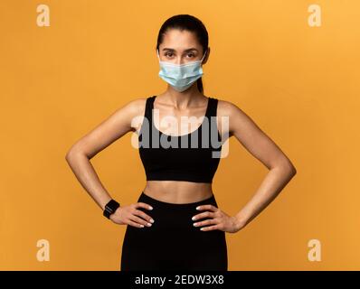 Frau trägt eine schützende Gesichtsmaske während des Trainings Stockfoto