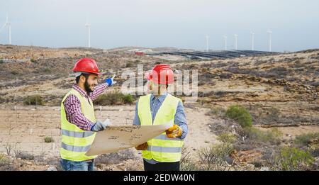 Arbeiter Ingenieure lesen und reden über die neue erneuerbare Energie Projekt - Öko nachhaltiges Konzept Stockfoto