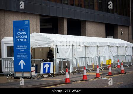 London, Großbritannien. 15. Februar 2021. Der Eingang zum Massenimpfzentrum im Olympic Office Centre in Wembley, Nord-London. Über das Wochenende hat die britische Regierung ihr Ziel erreicht, bis zum 15. Februar 15 Millionen Covid-19-Erstdosen zu verabreichen, und das Ziel ist nun, bis Ende April alle über 50-Jährigen zu impfen. Kredit: Stephen Chung / Alamy Live Nachrichten Stockfoto