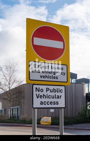 Straßenschild, das besagt, dass kein öffentlicher Fahrzeugzugang außer Bussen und Rettungsfahrzeugen am Queen Elizabeth Hospital in Edgbaston, Birmingham, Großbritannien, möglich ist Stockfoto