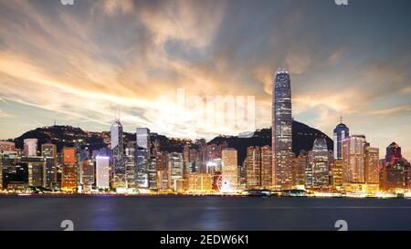 Hongkong bei Sonnenuntergang, Skyline von China Stockfoto