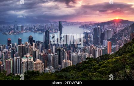 Skyline von Hongkong bei dramatischem Sonnenaufgang, Victoria Harbour Stockfoto