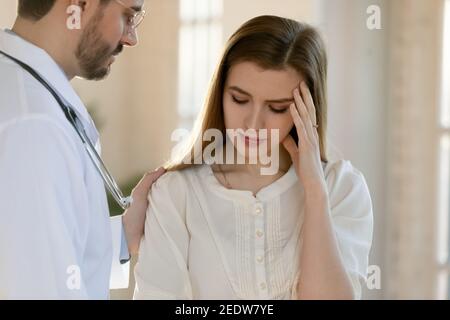 Unglückliche tausendjährige Frau Gefühl von schlechten Gesundheitszustand Nachrichten gestresst. Stockfoto