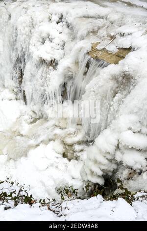 Ravensburg, Deutschland. Februar 2021, 15th. Eiszapfen so dick wie eine Faust hängen vom Wasserfall im Rinkenburger Tobel. Durch die Kälte ist der Wasserfall fast gefroren. Die Schlucht und der Wasserfall sind seit 2005 Natura 2000 Schutzgebiete der Europäischen Union. Quelle: Felix Kästle/dpa/Alamy Live News Stockfoto