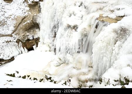 Ravensburg, Deutschland. Februar 2021, 15th. Eiszapfen so dick wie eine Faust hängen vom Wasserfall im Rinkenburger Tobel. Durch die Kälte ist der Wasserfall fast gefroren. Die Schlucht und der Wasserfall sind seit 2005 Natura 2000 Schutzgebiete der Europäischen Union. Quelle: Felix Kästle/dpa/Alamy Live News Stockfoto