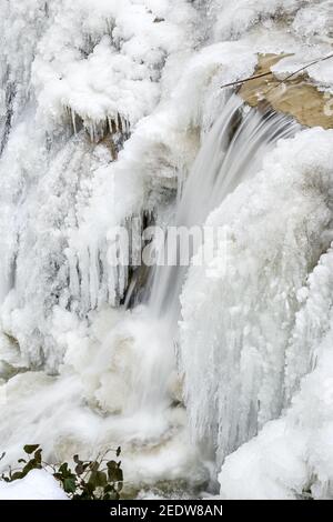 Ravensburg, Deutschland. Februar 2021, 15th. Eiszapfen so dick wie eine Faust hängen vom Wasserfall im Rinkenburger Tobel. Durch die Kälte ist der Wasserfall fast gefroren. Die Schlucht und der Wasserfall sind seit 2005 Natura 2000 Schutzgebiete der Europäischen Union. Quelle: Felix Kästle/dpa/Alamy Live News Stockfoto