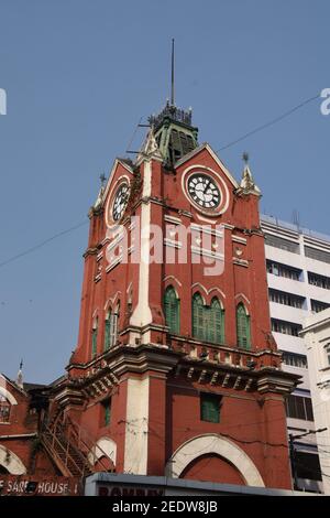 Uhrturm des Sir Stuart Saunders Hogg Market (Neuer Markt). Die Huddersfield von Großbritannien hergestellte Uhr wurde am 1930 installiert. Lindsay Street. Kalkutta, Ind Stockfoto