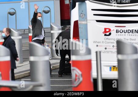 Nach der Landung in England verlassen zwei Passagiere den Flughafen Birmingham an Bord eines Busses. Neue Vorschriften, die jetzt in Kraft sind, verlangen, dass jeder, der sich vor kurzem an einem Ort mit hohem Risiko befindet, über einen bestimmten Hafen nach England einreist und ein Paket im Voraus gebucht hat, in einer der von der Regierung verwalteten Quarantäneeinrichtungen übernachtet. Bilddatum: Montag, 15. Februar 2021. Stockfoto