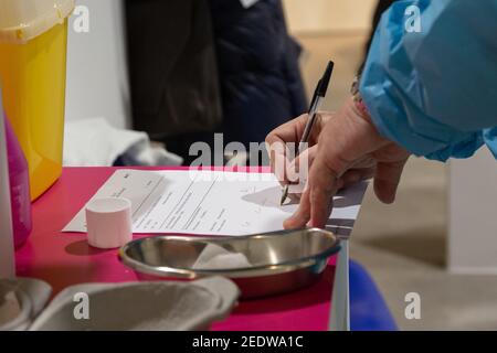 Rom, Italien. Februar 2021, 15th. Eine Krankenschwester füllt ein Formular nach der Impfung in dem neuen Bereich für Impfungen im Auditorium "Ennio Morricone" in Rom aus (Foto: Matteo Nardone/Pacific Press) Quelle: Pacific Press Media Production Corp./Alamy Live News Stockfoto