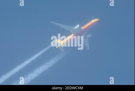 London, Großbritannien. 15. Februar 2021. Flugverkehr über London während der Covid-19-Pandemie. DHL Cargo Boeing 777 D-AALQ fliegt um 32.000ft Uhr über London von Los Angeles nach Frankfurt. Kredit: Malcolm Park/Alamy. Stockfoto