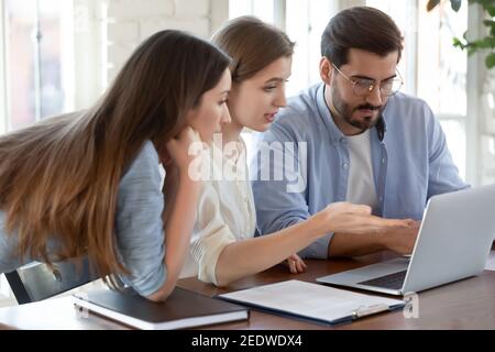 Beschäftigte Kollegen, die im Büro an der Entwicklungsstrategie arbeiten. Stockfoto