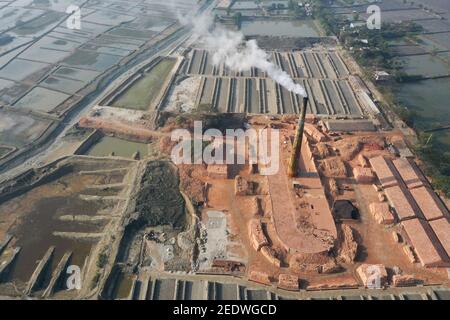 Khulna, Bangladesch - 05. Februar 2020: Im Küstengebiet von Khulna wurde ein Ziegelofen im Dorf ohne Einhaltung jeglicher Vorschriften errichtet Stockfoto