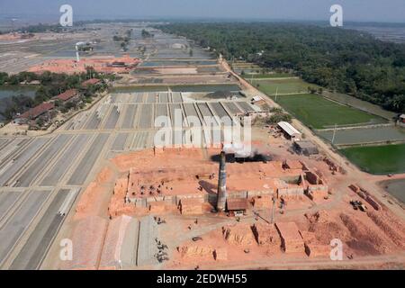 Khulna, Bangladesch - 05. Februar 2020: Im Küstengebiet von Khulna wurde ein Ziegelofen im Dorf ohne Einhaltung jeglicher Vorschriften errichtet Stockfoto