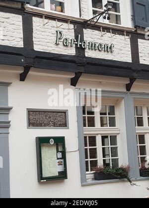 KETTWIG, NRW, DEUTSCHLAND - 19. FEBRUAR 2019: Historische und mittelalterliche Gebäude rund um die Lutherkirche Lutherplatz in Essen Kettwig. Fachwerkhäuser, Stockfoto