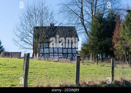 HEILIGENHAUS, NRW, DEUTSCHLAND - 24. FEBRUAR 2019: Historisches und mittelalterliches Gebäude.Fachwerkhäuser, teilweise mit Schieferfassaden. Stockfoto