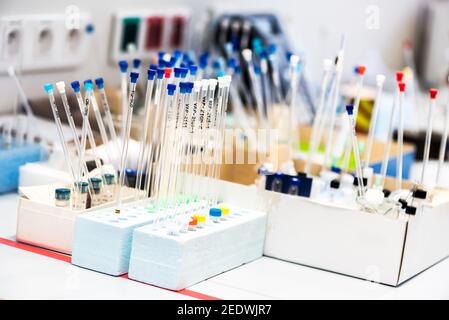 Probenröhrchen für die NMR-Spektroskopie, wissenschaftlicher Forschungshintergrund, bunte Spitzen auf Röhrchen, selektiver Fokus Stockfoto