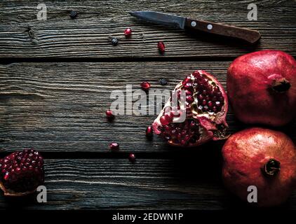 Frische Granatäpfel auf einem hölzernen Hintergrund. Bio, Obst, Lebensmittel Stockfoto