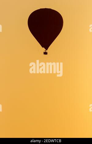 Luftballon im Sonnenaufgang Stockfoto