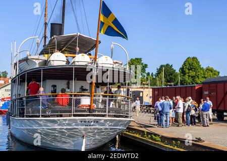 Passagierschiff mit Touristen in Hjo Hafen, Schweden Stockfoto