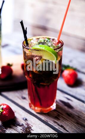 Tradition Sommergetränk Mojito mit Limette und Minze, Erdbeeren a Stockfoto