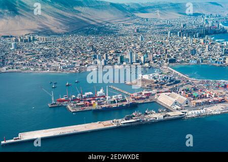 Iquique, Tarapaca Region; Chile - Luftaufnahme der Hafenstadt Iquique im Norden Chiles an den Ufern der Atacama Wüste. Stockfoto