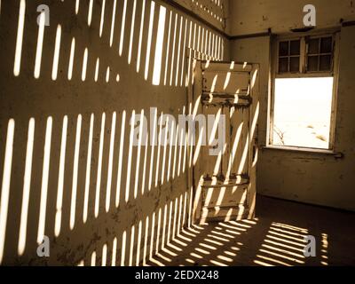 Haus im Inneren der namibischen Geisterstadt Kolmanskop Stockfoto