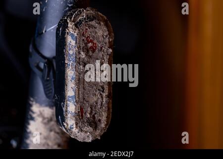 Extrem schlammiges und schmutziges Fahrrad-Rücklicht Stockfoto