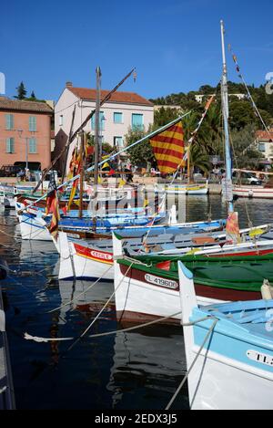 Bunt bemalte Fischerboote im Hafen oder Hafen festgemacht Von Saint-Mandrier-sur-Mer Var Provence Frankreich Stockfoto