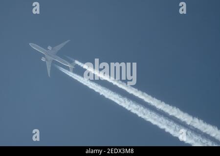 London, Großbritannien. 15. Februar 2021. Flugverkehr über London während der Covid-19-Pandemie. Turkish Airlines Boeing 777 TC-JJU fliegt um 35.000ft Uhr von New York nach Istanbul in trübenem, bewölktem Nachmittags-Himmel über London. Kredit: Malcolm Park/Alamy. Stockfoto