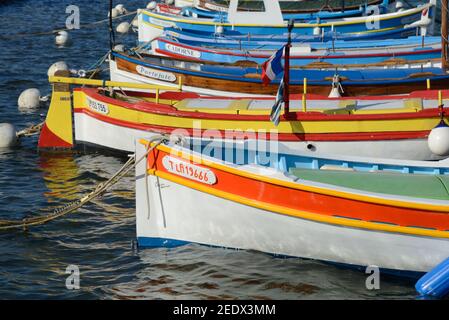 Reihe von bunten Fischerboote mit Namensschilder Île du Grand Gaou Six-Fours-les-Plages Var Côte-d'Azur Provence Frankreich Stockfoto
