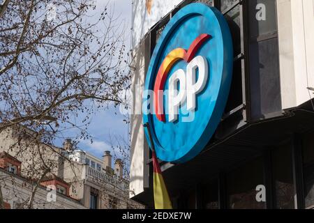 Madrid, Spanien - 07. Februar 2021: Nationaler Sitz der Volkspartei, PP, in Madrid, Bürogebäude und Zugangsbereich, in Genova Straße, Salam Stockfoto