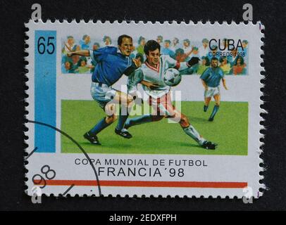 Frankreich Fußballweltmeisterschaft oder Fußball 1998. Alte Vintage Kubanische Briefmarke Stockfoto