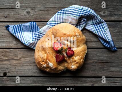 Leckeres Frühstück mit Erdbeeren und Brot auf Holzgrund. Obst, Essen und Stockfoto