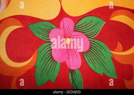 Große Blume in der Kleidung mit Blumenhintergrund. Stockfoto