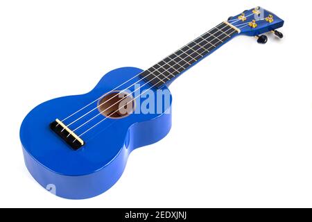 Gitarre Musikinstrument in blau auf weißem Hintergrund. Ukulele. Isolieren. Speicherplatz kopieren. Stockfoto