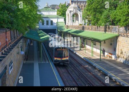 WIEN, ÖSTERREICH - 25. APRIL 2018: U-Bahnstation Stadtpark an einem sonnigen Apriltag Stockfoto