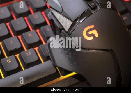 Logitech G502 Held Gaming-Maus auf rot beleuchtete Gaming-Tastatur, Nahaufnahme. Geräte auf dem pc zu spielen. Verona, 08-02-21 Stockfoto