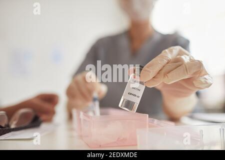 Nahaufnahme Hintergrundbild von Ärzten Hand hält covid Impfstoff in Impfzentrum, Copy-Platz Stockfoto